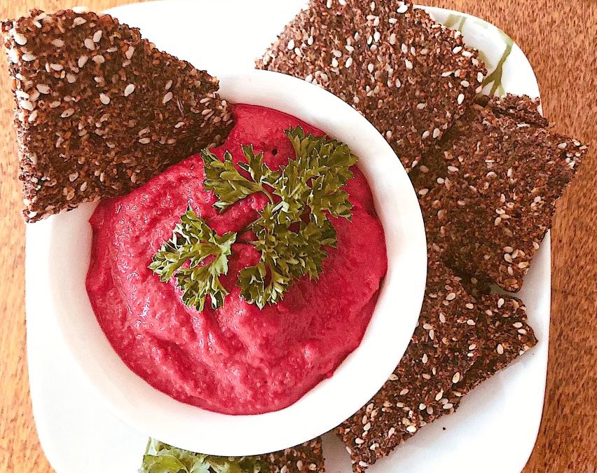 Hummus betterave et pois jaune avec craqulins maisons. ÉPITHÉLIA- Clinique de santé digestive.