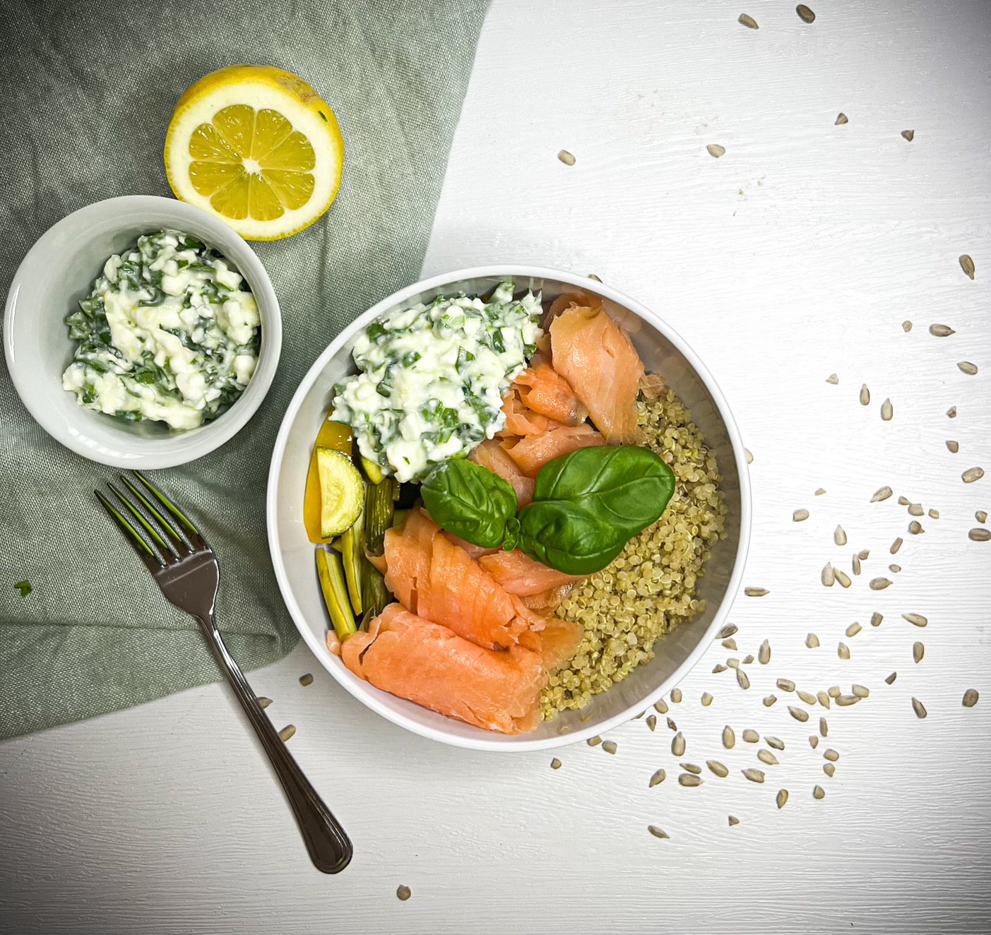 Bol de quinoa, légumes grillés, saumon fumé et sauce au fromage cottage au basilic. CLINIQUE ÉPITHÉLIA- clinique de santé digestive. Équipe de nutritionnistes.