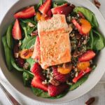 Refreshing salmon and strawberry salad. Low in FODMAP. ÉPITHÉLIA- Digestive health clinic.