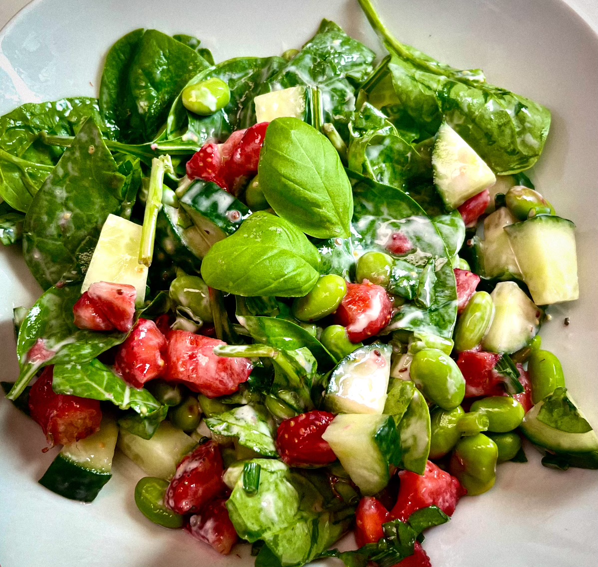 Salade de fraises, concombre, épinard et edamames avec sauce au yogourt moutarde à l'ancienne et érable. ÉPITHÉLIA- Clinique de santé digestive.