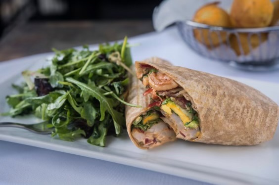 Wrap aux crevettes et à la mangue