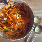Salade de carottes en rubans, figues séchées et feta