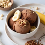 Crème glacée végan banane-choco et éclats de noisettes
