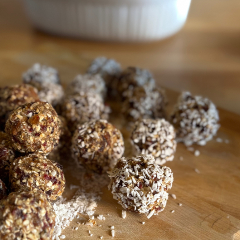 Boules d’énergie canneberge–noix de coco