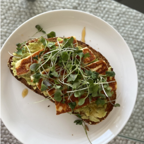 Toast à l’avocat et halloumi