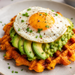 Gaufre de patate douce, fromage, avocat et œuf